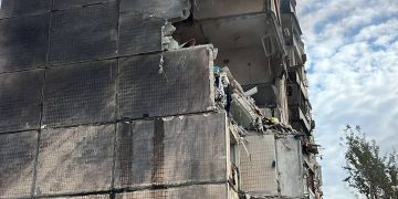 Кривий Ріг: ракети потрапили до 9-поверхівки та навчального закладу, є загиблий, під завалами можуть бути люди