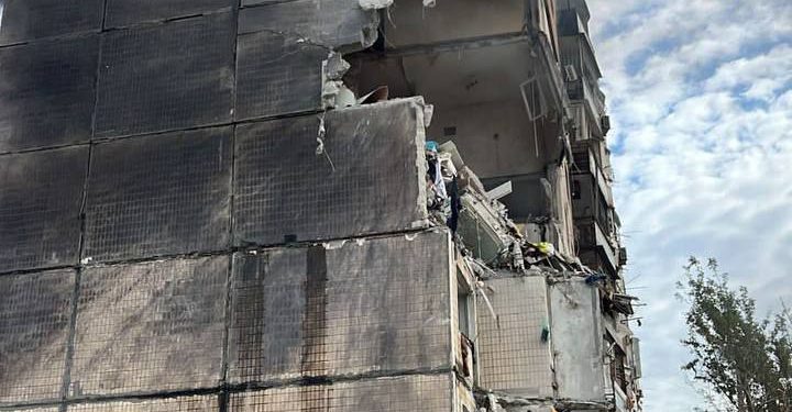 Кривий Ріг: ракети потрапили до 9-поверхівки та навчального закладу, є загиблий, під завалами можуть бути люди