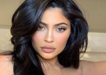 Кайлі Дженнер поділилася фото в купальнику для ідеальної засмаги