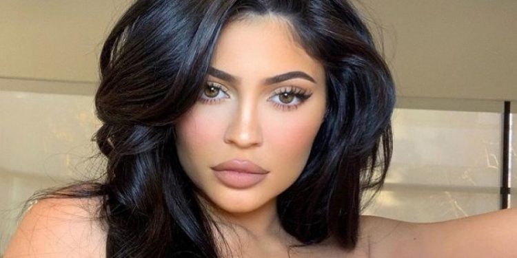 Кайлі Дженнер поділилася фото в купальнику для ідеальної засмаги