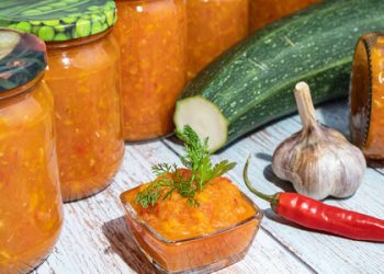 Гостра аджика на зиму на основі кабачків по-домашньому