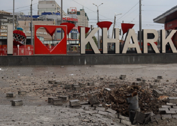 Росіяни завдають ударів по Харкову, у місті виникла пожежа