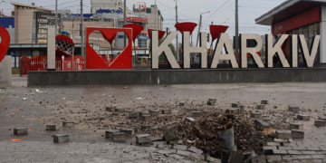 Росіяни завдають ударів по Харкову, у місті виникла пожежа