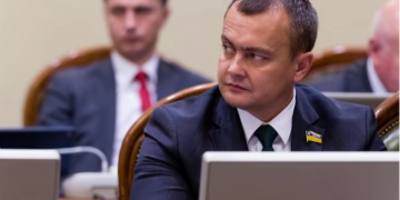 Нардеп-“слуга” Арістов, якого помітили на Мальдівах, складає мандат