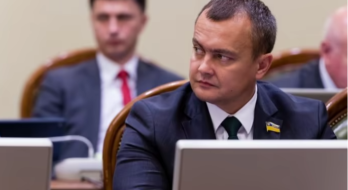 Нардеп-“слуга” Арістов, якого помітили на Мальдівах, складає мандат