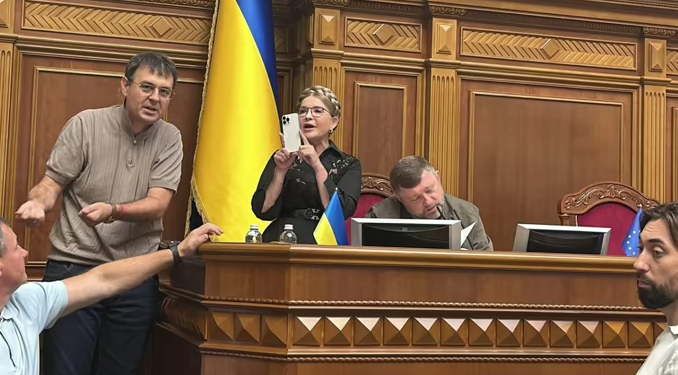 Нардепи зібралися на засідання у Раді: посварилися з-за землі та пішли на перерву