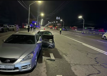На блокпосту у Києві “Фольксваген” влетів у військових, один загинув та двоє травмовано