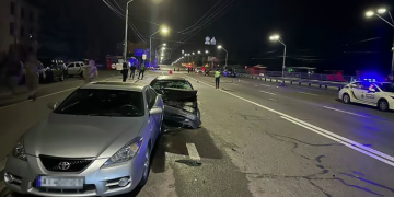 На блокпосту у Києві “Фольксваген” влетів у військових, один загинув та двоє травмовано