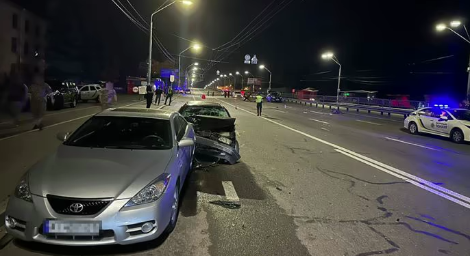 На блокпосту у Києві “Фольксваген” влетів у військових, один загинув та двоє травмовано