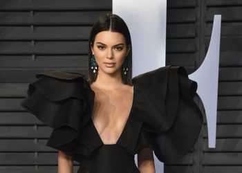 Кендалл Дженнер знялася топлес (фото)