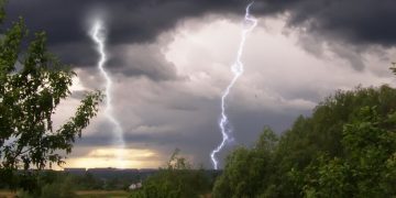 На Україну насуваються циклони: погода переважно дощова з грозами та шквалами