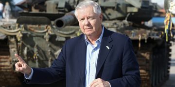 США спрямували Україні до 3% оборонного бюджету, а вони вже знищили половину ударної сили рф – сенатор