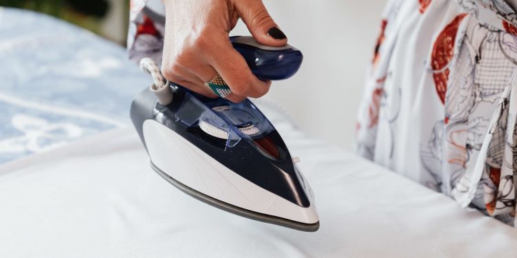 Чому не можна прасувати чужі речі: народні прикмети