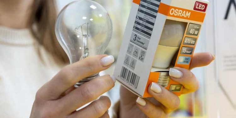 Обмін старих лампочок на енергозберігаючі: в Україні розширили програму