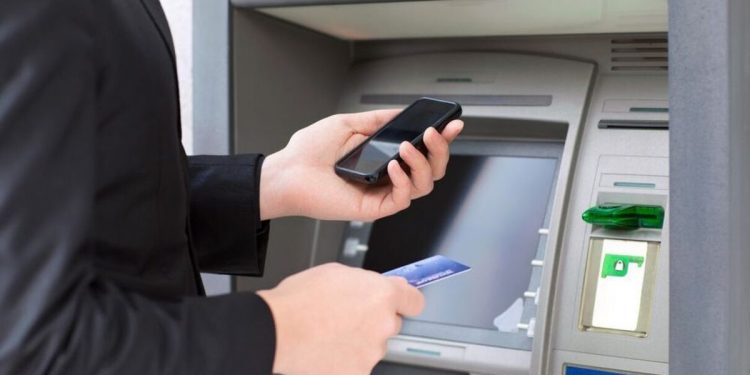 З 1 серпня змінюють правила поповнення банківських карток через термінали: що варто знати