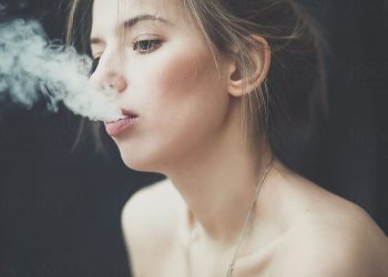 Експерти розповіли, які хвороби провокують електронні сигарети