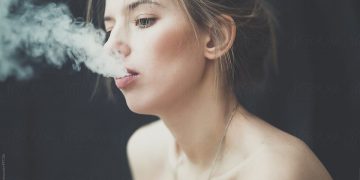 Експерти розповіли, які хвороби провокують електронні сигарети