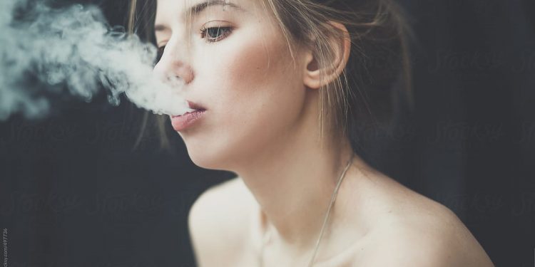 Експерти розповіли, які хвороби провокують електронні сигарети