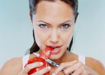 Чому ні в якому разі не можна їсти з ножа: пояснення давнього народного забобону