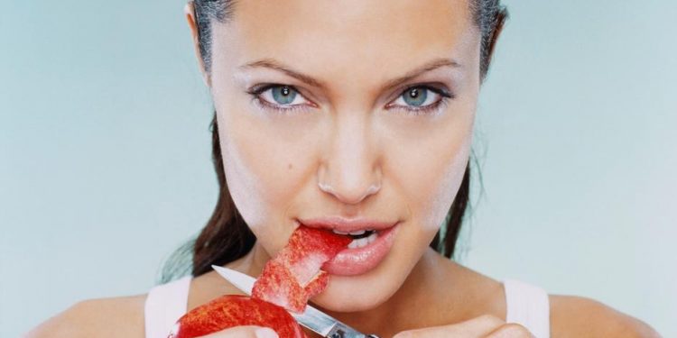 Чому ні в якому разі не можна їсти з ножа: пояснення давнього народного забобону