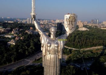 На “Батьківщину-мати” встановили тризуб