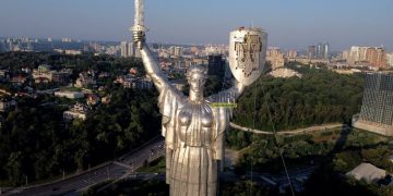 На “Батьківщину-мати” встановили тризуб