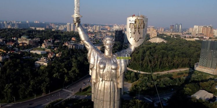 На “Батьківщину-мати” встановили тризуб