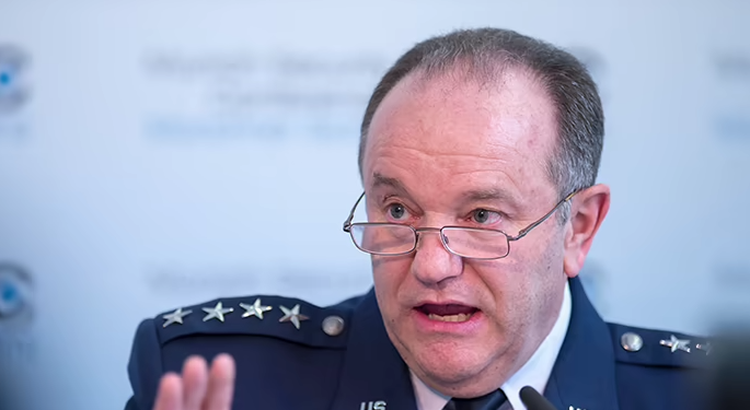 На Западе не торопятся с F-16 для Украины из-за страха перед РФ – генерал Бридлав