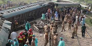 У Пакистані зі рейок зійшов потяг: 30 загиблих, 100 поранених