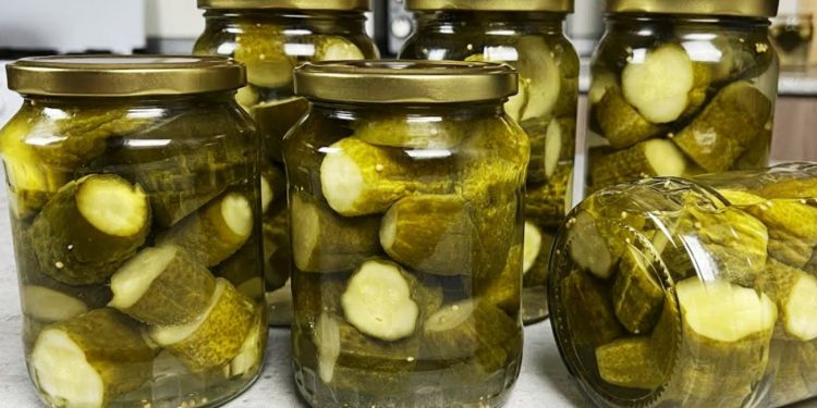 Мариновані огірки по-фінськи – хіт літа 2023 року: як приготувати їх на зиму