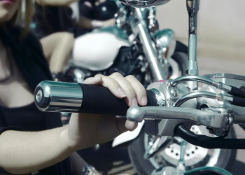 У ВР запропонували штрафувати спорткари та мотоцикли за гучну їзду