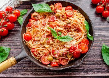 Для чого професійні кухарі рекомендують використовувати монету 50 копійок під час варіння спагеті: корисний лайфхак