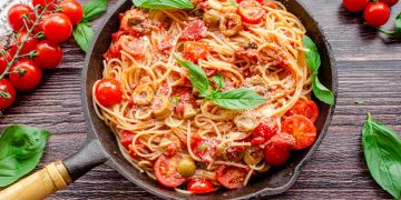 Для чого професійні кухарі рекомендують використовувати монету 50 копійок під час варіння спагеті: корисний лайфхак