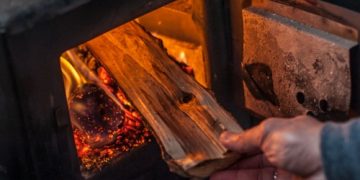 Українці можуть отримати субсидії на дрова та вугілля: деталі